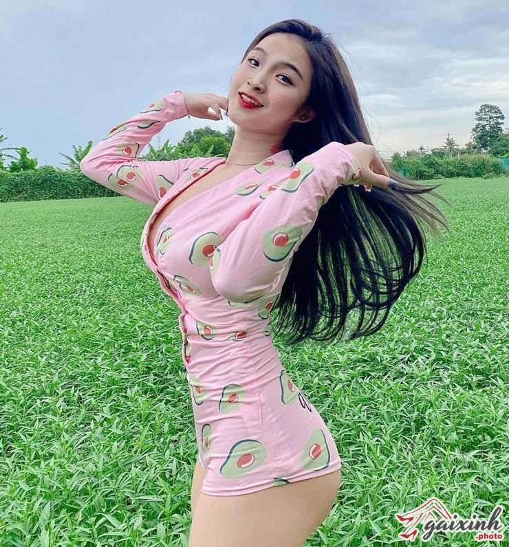 Hot girl Bảo Trân 2k khoe vòng 1 to tròn “căng đét” cực phê