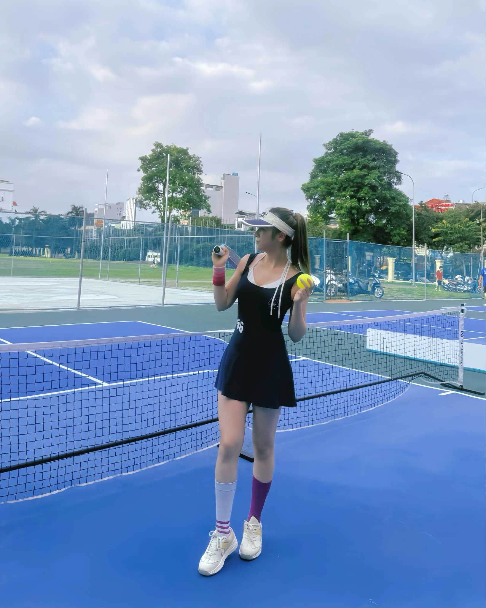 Tranh cãi cô gái mặc hở hang chơi pickleball: Khoe thân, làm lố ở sân tập?