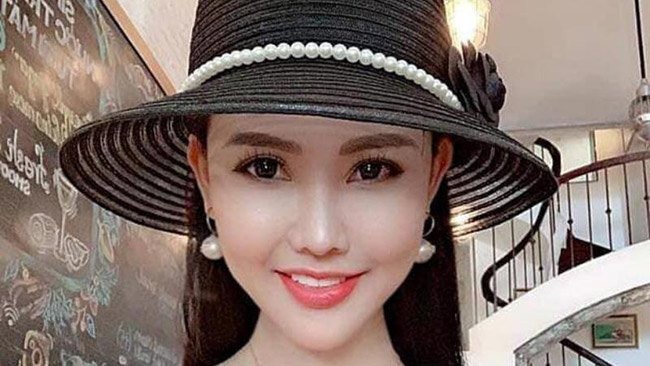 Những hotgirl đăng toàn ảnh gái lạ hở bạo, khoe ngực ngồn ngộn kèm lời ong bướm 'ẩn ý'