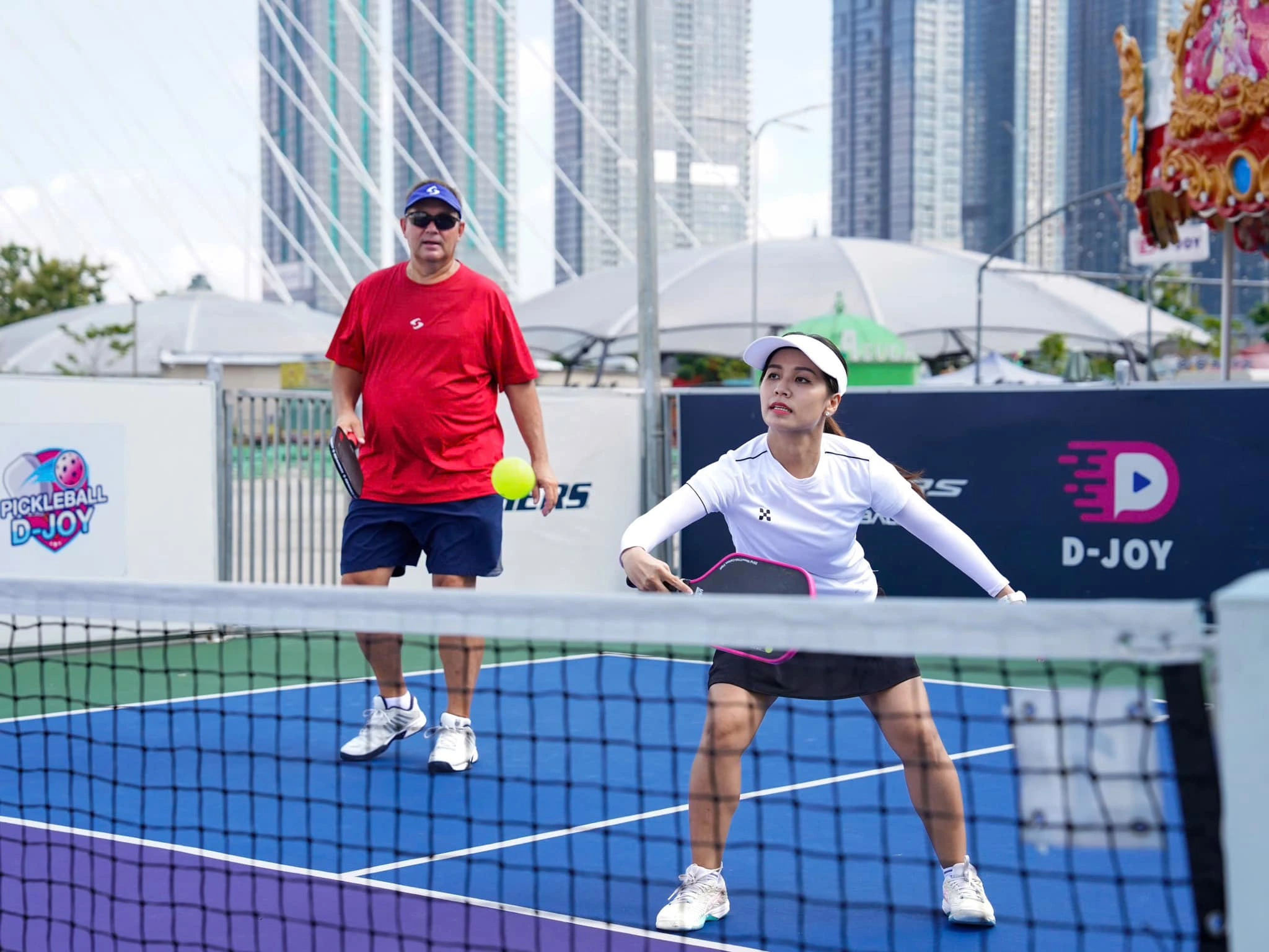 Tranh cãi cô gái mặc hở hang chơi pickleball: Khoe thân, làm lố ở sân tập?