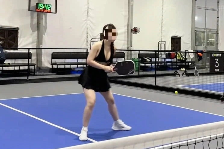 Tranh cãi cô gái mặc hở hang chơi pickleball: Khoe thân, làm lố ở sân tập?