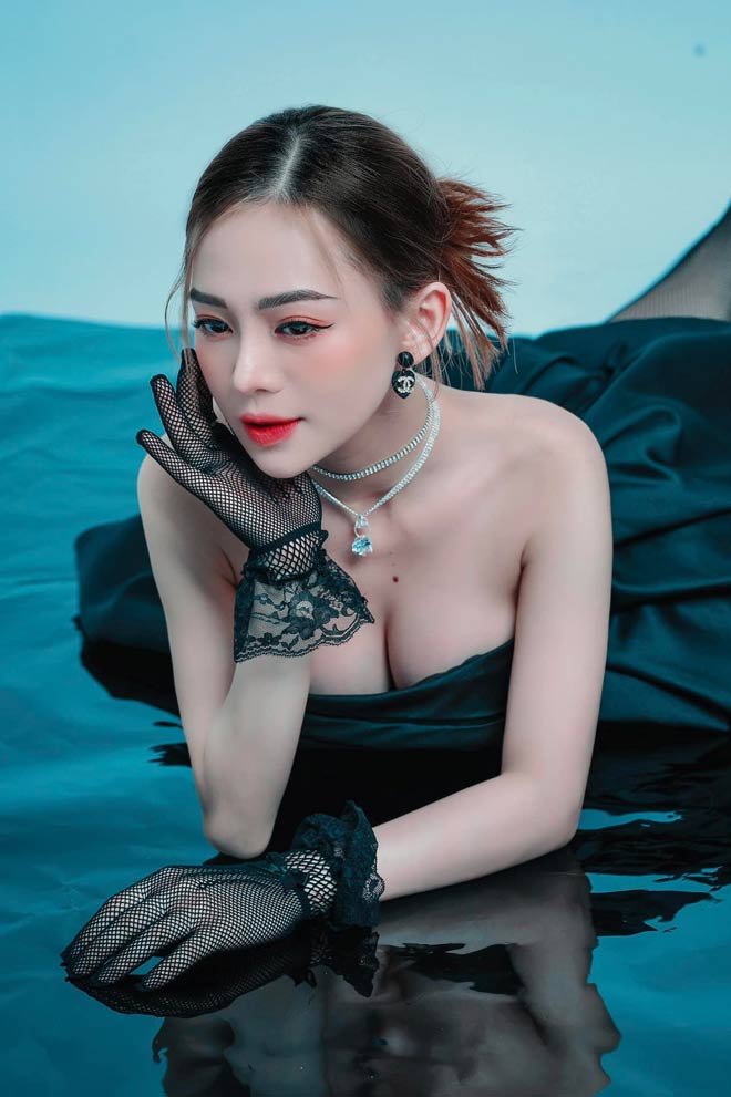 Cô giáo tiểu học xinh như hot girl “gây sốt” khi diện loạt áo dài tự thiết kế đi dạy