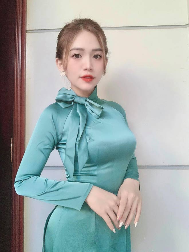 Cô giáo tiểu học xinh như hot girl “gây sốt” khi diện loạt áo dài tự thiết kế đi dạy