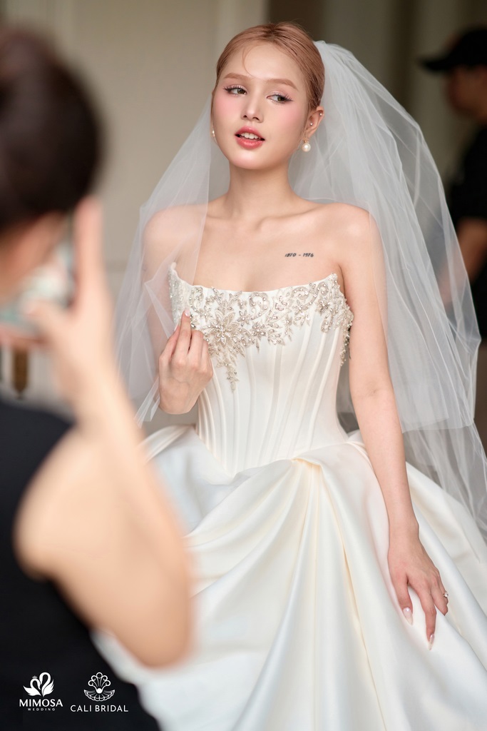 Ngỡ ngàng với hình ảnh xinh đẹp của Xoài Non trong buổi Fitting váy cưới với Lou Hoàng - Cali Bridal