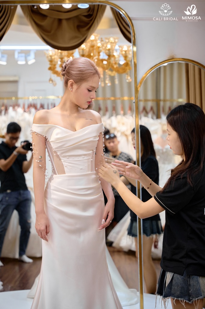 Ngỡ ngàng với hình ảnh xinh đẹp của Xoài Non trong buổi Fitting váy cưới với Lou Hoàng - Cali Bridal