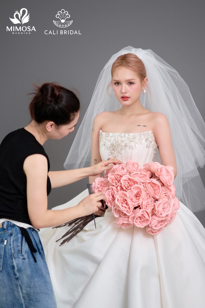 Ngỡ ngàng với hình ảnh xinh đẹp của Xoài Non trong buổi Fitting váy cưới với Lou Hoàng - Cali Bridal