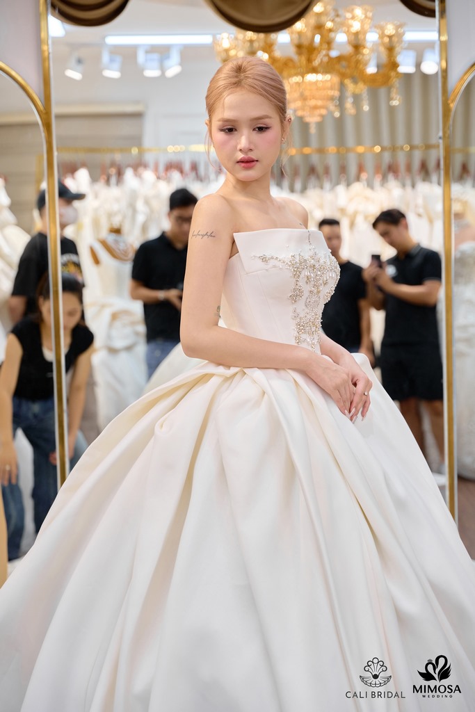 Ngỡ ngàng với hình ảnh xinh đẹp của Xoài Non trong buổi Fitting váy cưới với Lou Hoàng - Cali Bridal