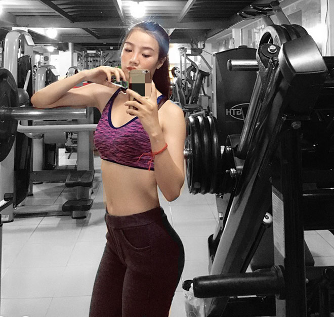 Hot girl văn phòng Dumy Ngô 3 vòng nóng bỏng tập Gym để giảm stress