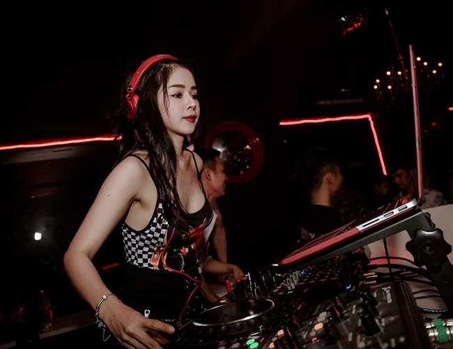 DJ Mie Trương Tiểu My khoe hình ảnh bikini hở bạo