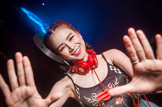 DJ Mie Trương Tiểu My khoe hình ảnh bikini hở bạo