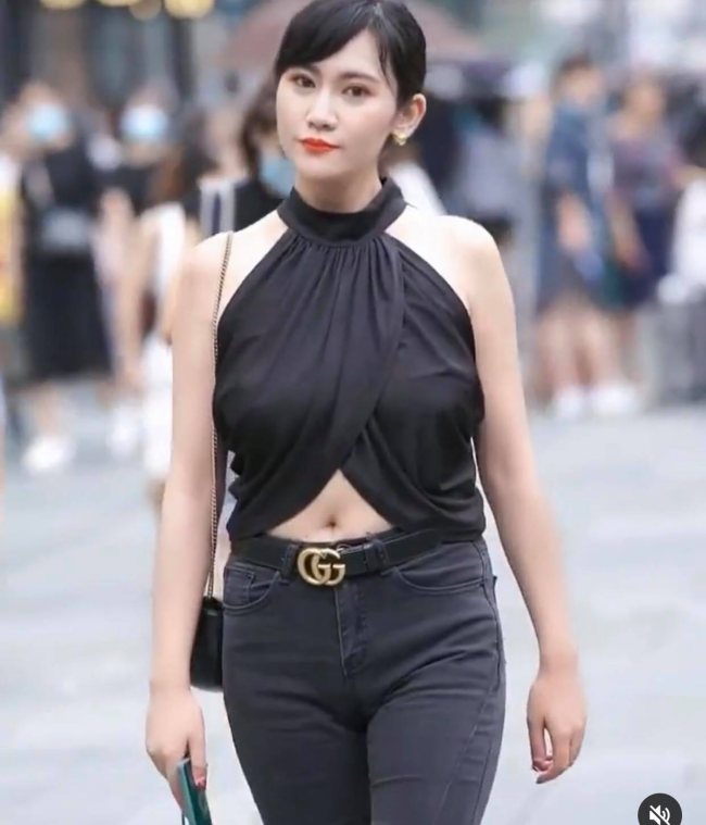 Con gái châu Á chuộng áo crop top