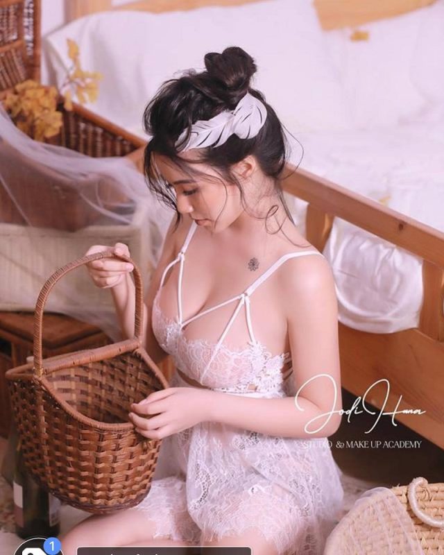 Linh Miu Và Bộ Ảnh “Khoe Dâm” Chất Hơn Nước Cất