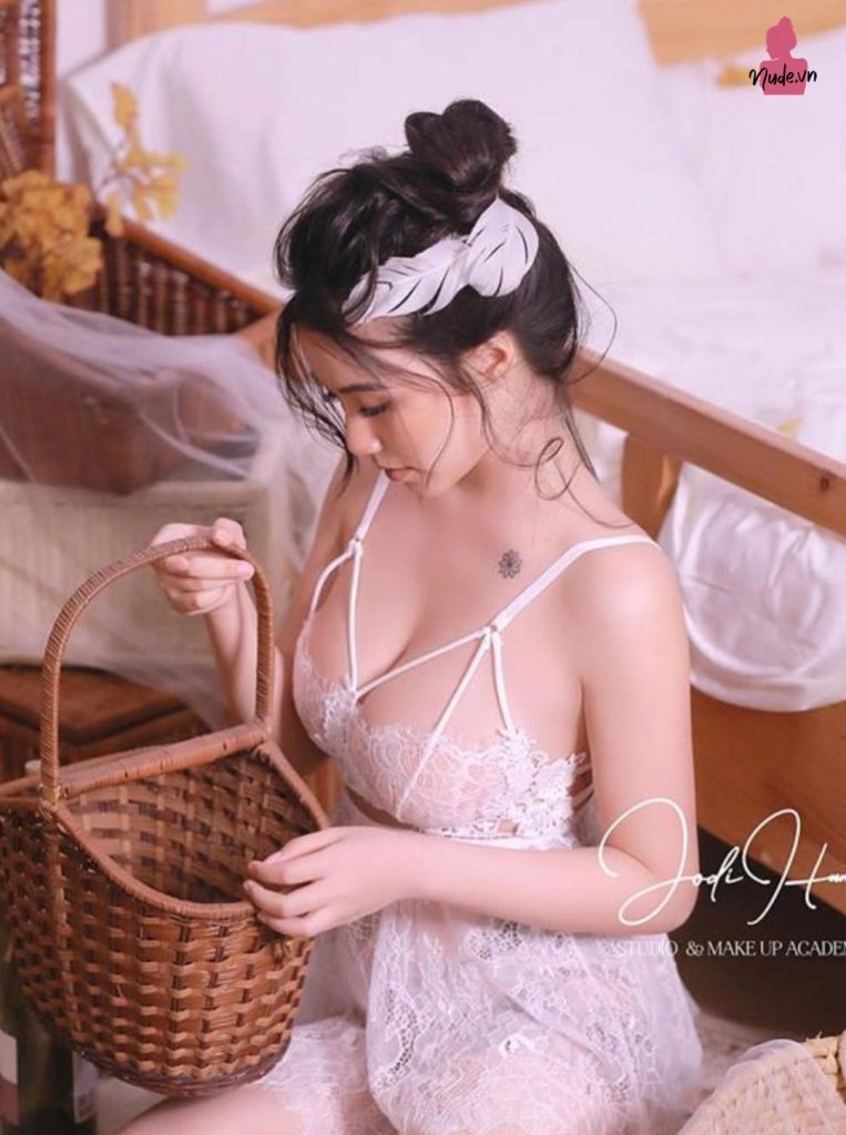 Linh Miu NUDE - Gợi cảm và Táo bạo trong Bộ sưu tập Ảnh Nude Nghệ thuật mới nhất