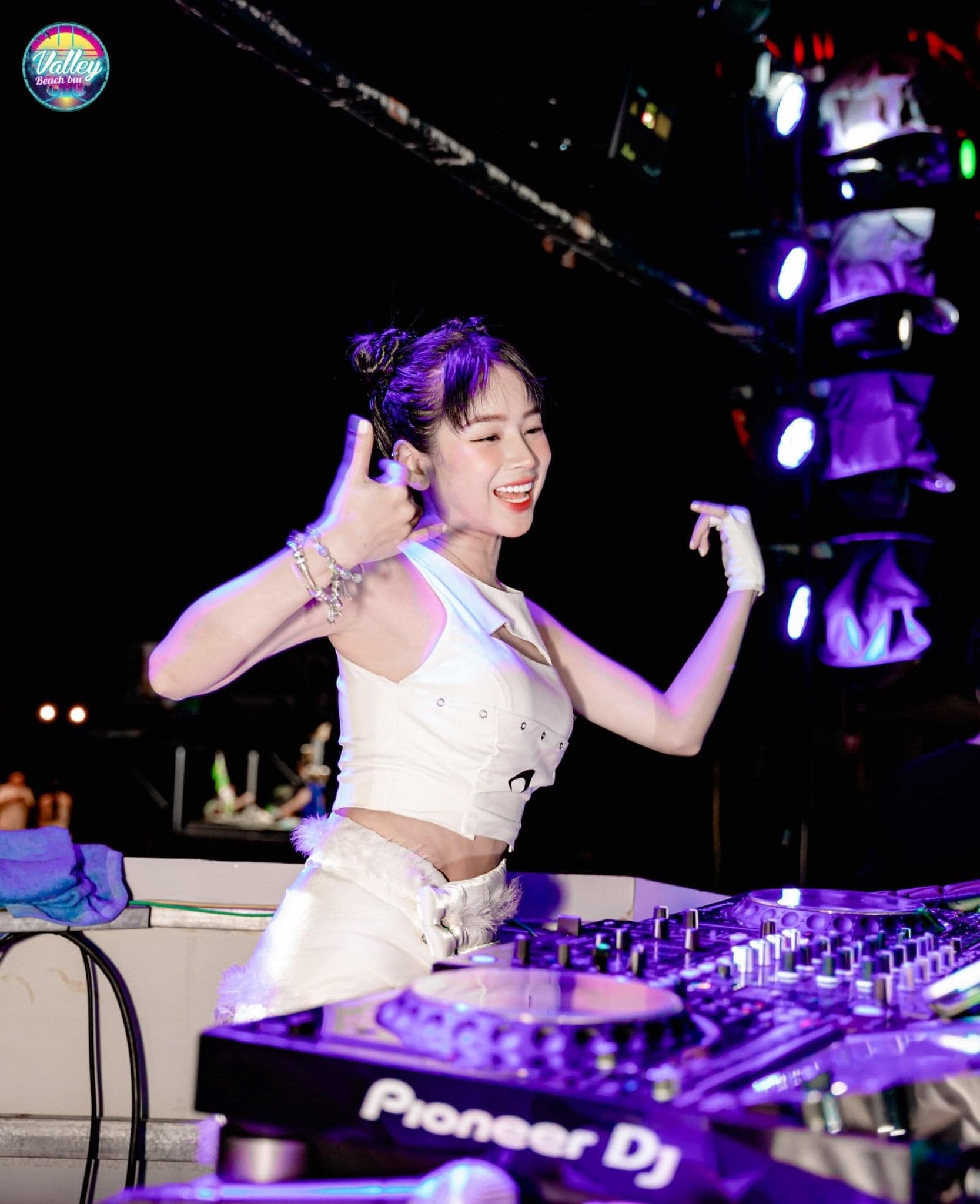 DJ Mie khoe làn da trắng phát sáng, body quyến rũ 'hết nước chấm' bên bờ biển