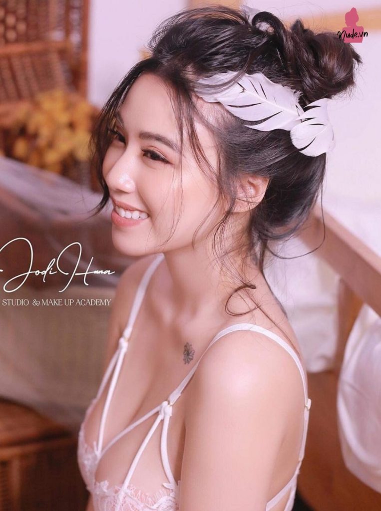 Linh Miu NUDE - Gợi cảm và Táo bạo trong Bộ sưu tập Ảnh Nude Nghệ thuật mới nhất