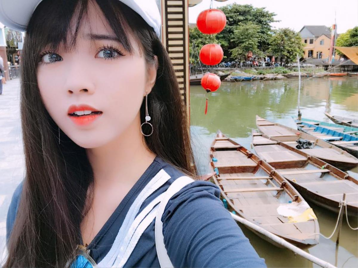 Gặp nữ streamer xinh đẹp tựa 'nàng thơ' gây sốt với tấm hình áo dài trắng tinh khôi