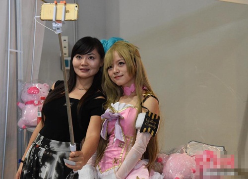 Diện đồ hở bạo, nữ cosplayer bị