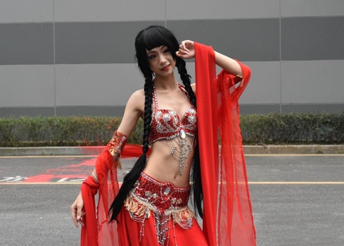 Diện đồ hở bạo, nữ cosplayer bị