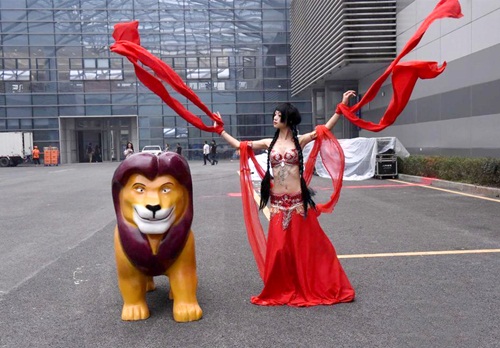 Diện đồ hở bạo, nữ cosplayer bị